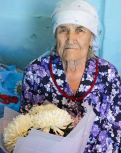 Глава Свободненского района поздравила с 90-летием жительницу села Петропавловка