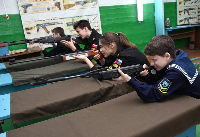 Более 300 школьников Свободного соревновались в пулевой стрельбе из пневматической винтовки