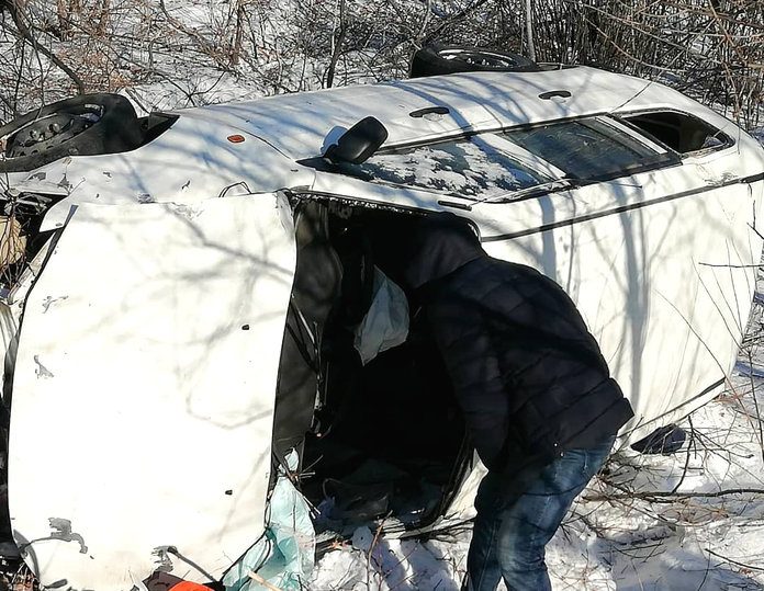 На трассе Свободный — Благовещенск около села Москвитино в кювете лежит разбитая машина