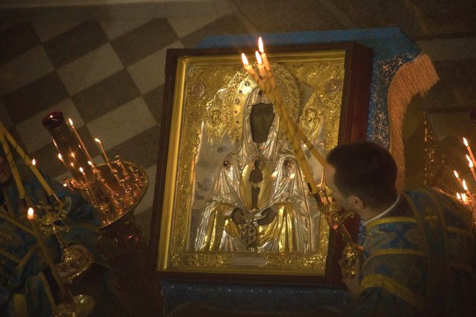 Амурчане молятся у Албазинской иконы об избавлении от эпидемии коронавируса