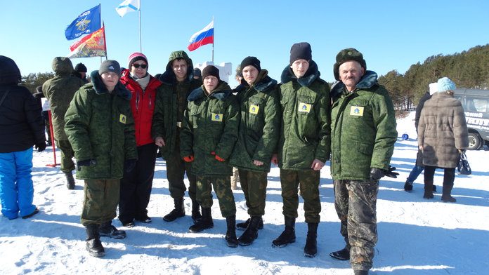 Акцию «Цветы к обелиску» юхтинские ребята провели вместе с кадетами