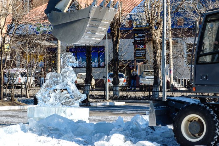 Ледяная сказка на площади Свободного освобождает место для праздника Масленицы