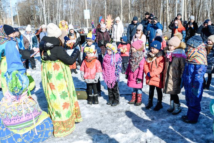 На празднике проводов зимы в парке Свободного дети не стали сжигать куклу Масленицы