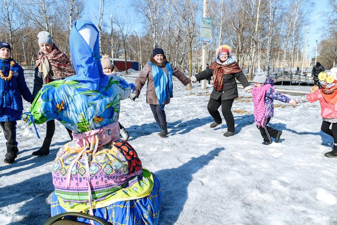 На празднике проводов зимы в парке Свободного дети не стали сжигать куклу Масленицы