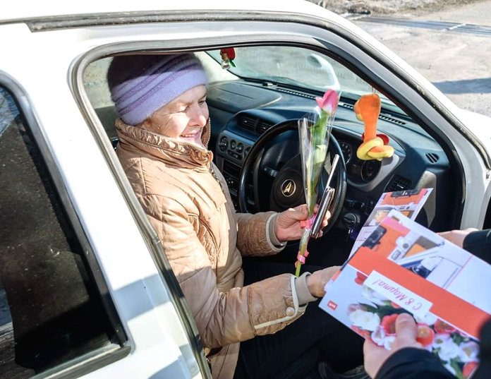Женщин-водителей в Свободном встречали с цветами на железнодорожном переезде