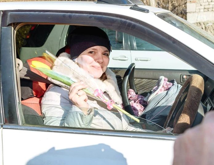 Женщин-водителей в Свободном встречали с цветами на железнодорожном переезде