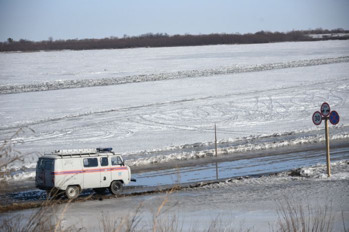 Грузовикам запретили выезжать на ледовую переправу в Свободном