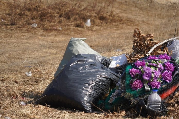 Накануне Радоницы на кладбищах Свободного бесплатно раздают мешки для сбора мусора