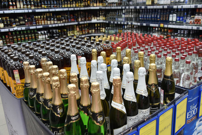 С 1 января в России подорожают водка, коньяк и шампанское