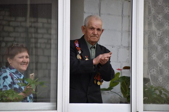 Ветеранов Свободного поздравили с Днём Победы концертами под окнами их домов