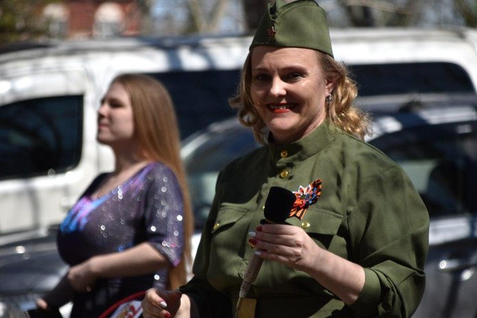 Ветеранов Свободного поздравили с Днём Победы концертами под окнами их домов