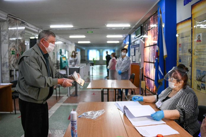 Губернатор Приамурья досрочно принял участие в голосовании по поправкам в Конституцию РФ