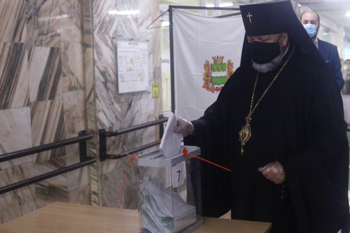 Архиепископ Лукиан принял участие в голосовании по поправкам к Конституции