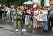 Свободненцы под дождём кормили на площади голубей в поддержку Хабаровска