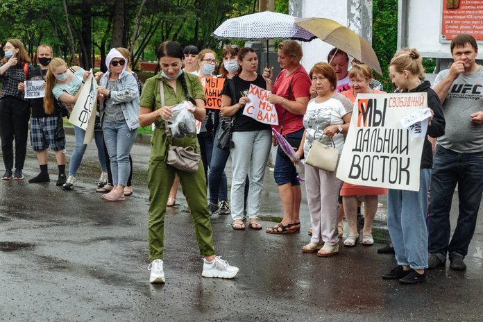 Свободненцы под дождём кормили на площади голубей в поддержку Хабаровска