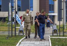 Сотрудники Космического центра «Восточный» обновляют Парк отдыха «Ангара» в Циолковском