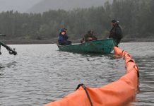 Амурские спасатели продолжают очистку реки Селемджа от нефтепродуктов