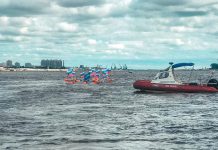 Амурские пловцы устроили флешмоб на пограничной реке