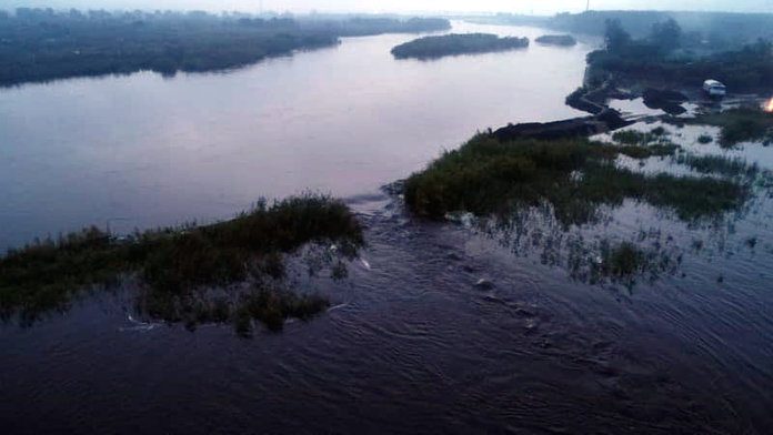 Около 50 домов в амурском посёлке может подтопить прорвавшая насыпь река Томь