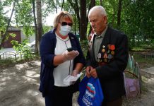 Амурский депутат вручила мобильные телефоны свободненским ветеранам