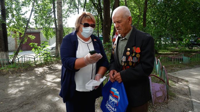 Амурский депутат вручила мобильные телефоны свободненским ветеранам