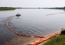 После учений по ликвидации разлива нефти на реке Зея берег приведут в порядок
