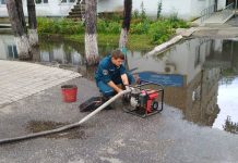 Спасатели и пожарные устраняют последствия сильного ливня в Приамурье