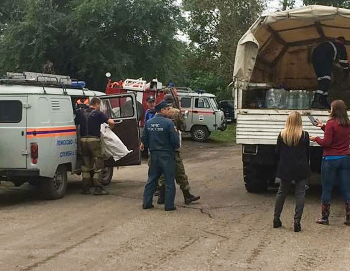 Амурские спасатели развозят хлеб и воду жителям затопленного села