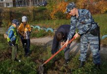 В Циолковском полицейские и школьники приняли участие в акции «Лес Победы»