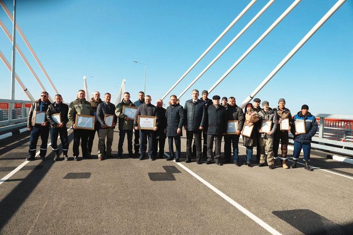 Губернатор Василий Орлов принял участие в награждении строителей моста через Амур