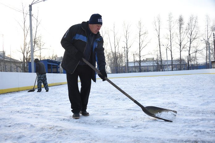 В Свободном приступили к заливке льда на новой хоккейной площадке клуба «Сокол»