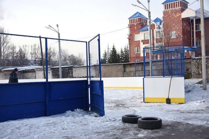 В Свободном приступили к заливке льда на новой хоккейной площадке клуба «Сокол»