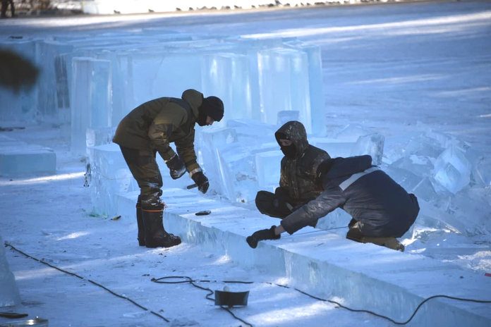 Уральские мастера приступили к строительству ледового городка в Свободном