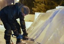 Уральские мастера приступили к строительству ледового городка в Свободном