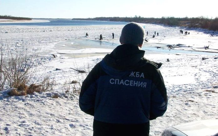 Рыбаки целыми группами выходят на неокрепший лёд водоёмов в окрестностях Свободного