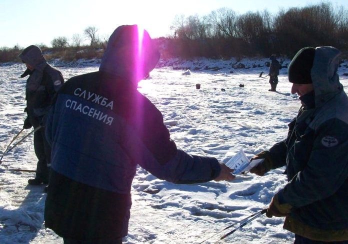 Рыбаки целыми группами выходят на неокрепший лёд водоёмов в окрестностях Свободного