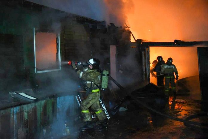Деревянный дом в микрорайоне Свободного горел открытым пламенем