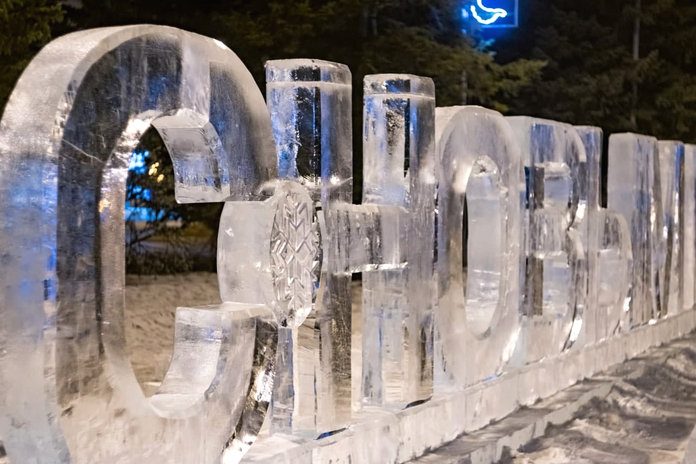 Первые ледовые фигуры от уральских мастеров уже украсили площадь в Свободном