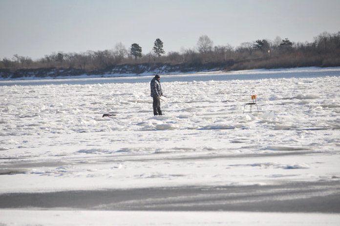 Спасатели напоминают любителям зимней рыбалки правила безопасности на льду