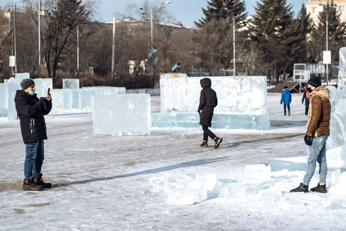Ледовый городок в Свободном строят мастера международного класса