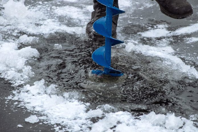 Автомобилисты рискуют жизнью на тонком льду Зеи в районе переправы «Свободный — Введеново»