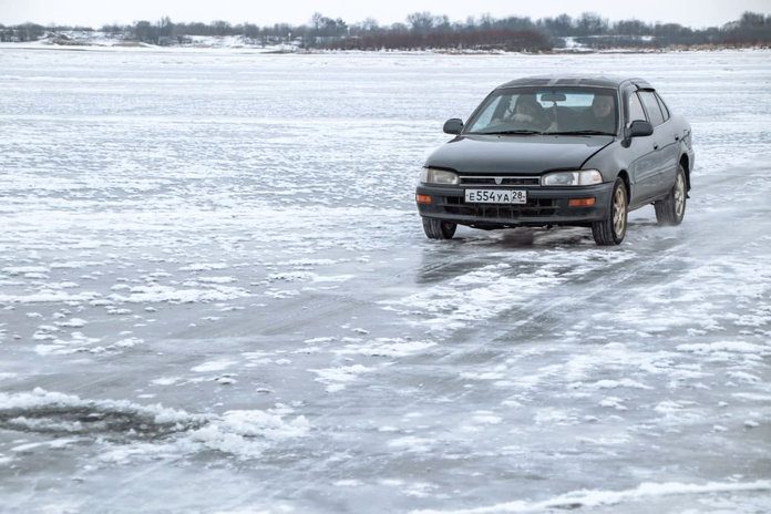 Автомобилисты рискуют жизнью на тонком льду Зеи в районе переправы «Свободный — Введеново»