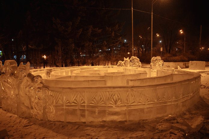 На площади Свободного «распушилась» Ёлка и «ожили» новые ледовые фигуры