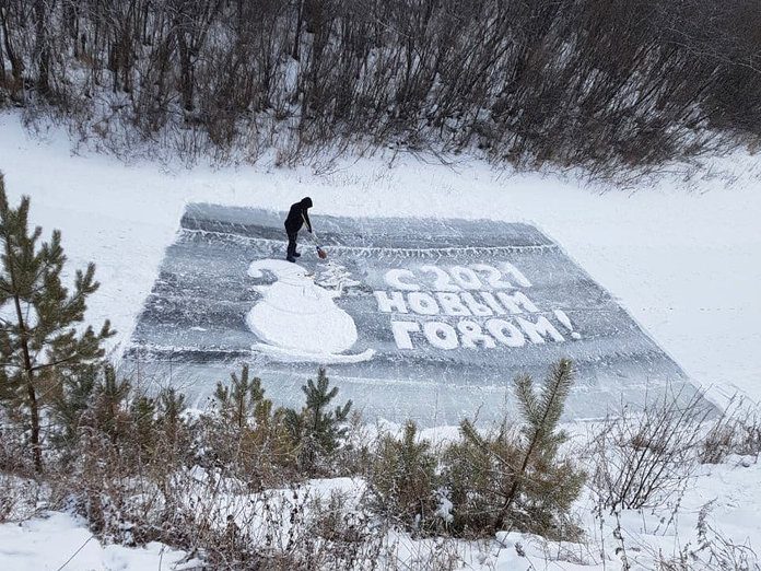 Свободненцы превращают ледяные водоёмы в новогодние открытки