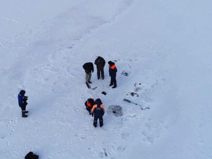 Спасатели обнаружили провалившийся под лёд на Бурейском водохранилище автомобиль