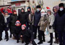 Школьники вместе с главой Свободного украсили к Новому году двор дома «Ветеран»