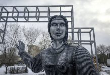 В Нововоронеже демонтировали ужаснувший местных жителей памятник Алёнке