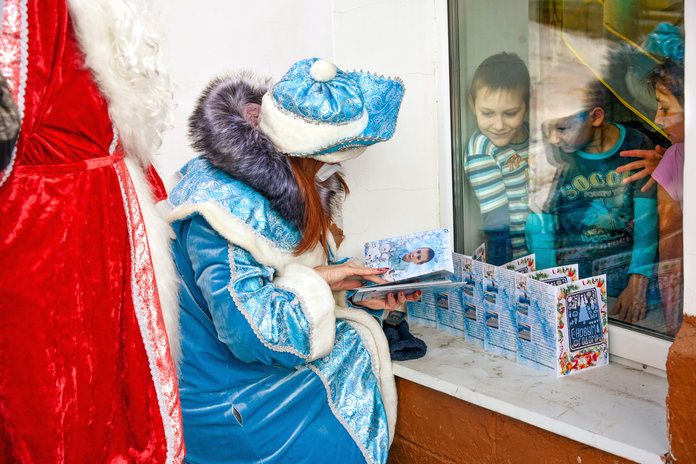 Воспитанникам детского приюта в Свободном подарили именные «ледовые открытки»
