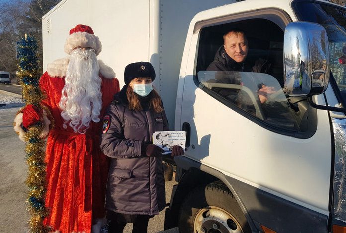 Полицейский Дед Мороз напомнил жителям Циолковского правила дорожной безопасности