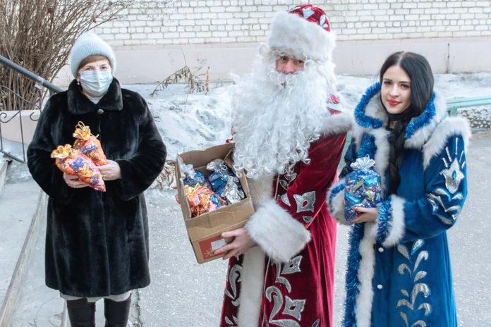 Детям медицинских работников Свободного привезли подарки от «Единой России»
